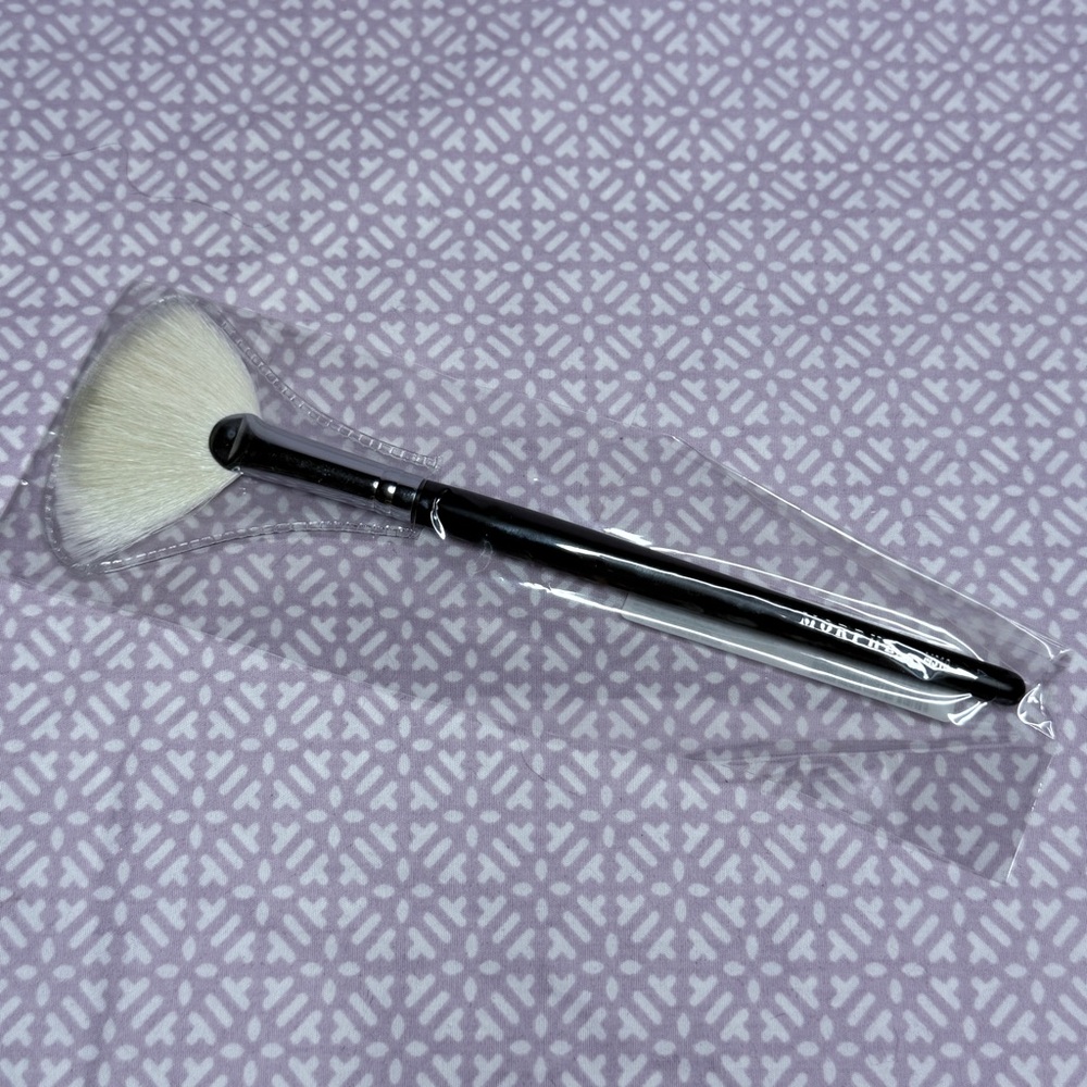 Morphe Fan Brush with Black Handle and White Bristles